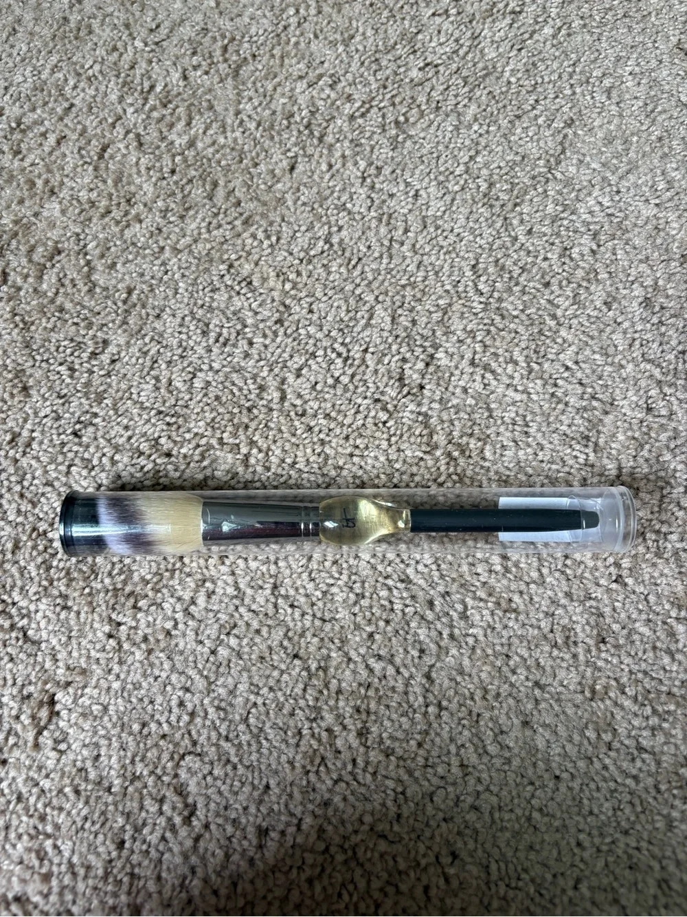 it cosmetics Dual-Ended Makeup Brush with Black Handle and Blonde Bristles